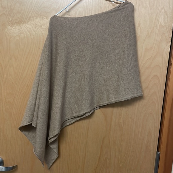 Lux Collexion luxury connected shall. Contains 30% cashmere. Very soft and warm. - Picture 3 of 11